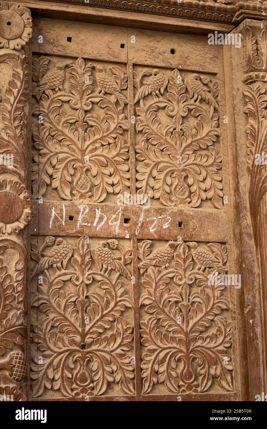 Afrika Tansania, Sansibar, Stonetown, Altstadt, Kiponda, historische Tür des Gebäudes gegenüber der Jamat Khana Moschee, Detail Stockfoto