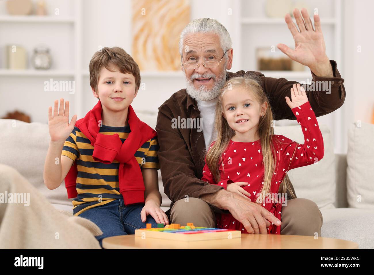 Porträt von Opa und seinen Enkeln zu Hause Stockfoto