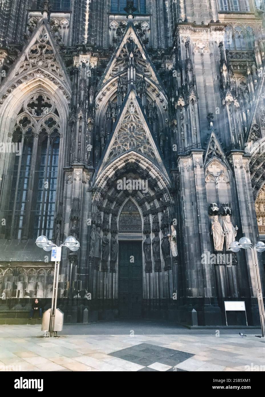 Kölner Dom. Die Kathedrale ist sehr alt und hat viele Details. Das Gebäude ist sehr hoch und hat viele Fenster Stockfoto