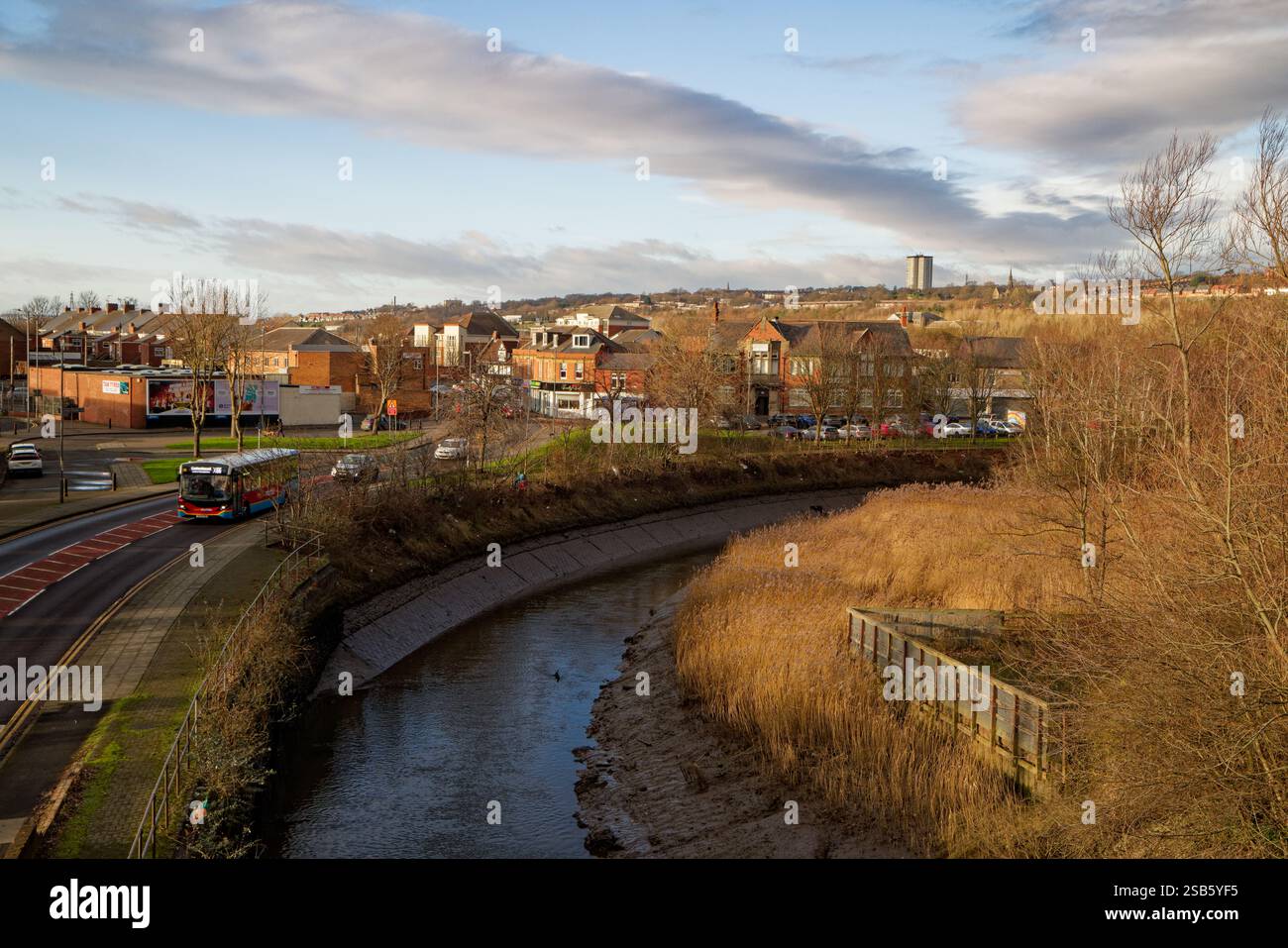 Das River Team fließt durch die Stadtlandschaft Dunston, Newcastle, England. Stockfoto