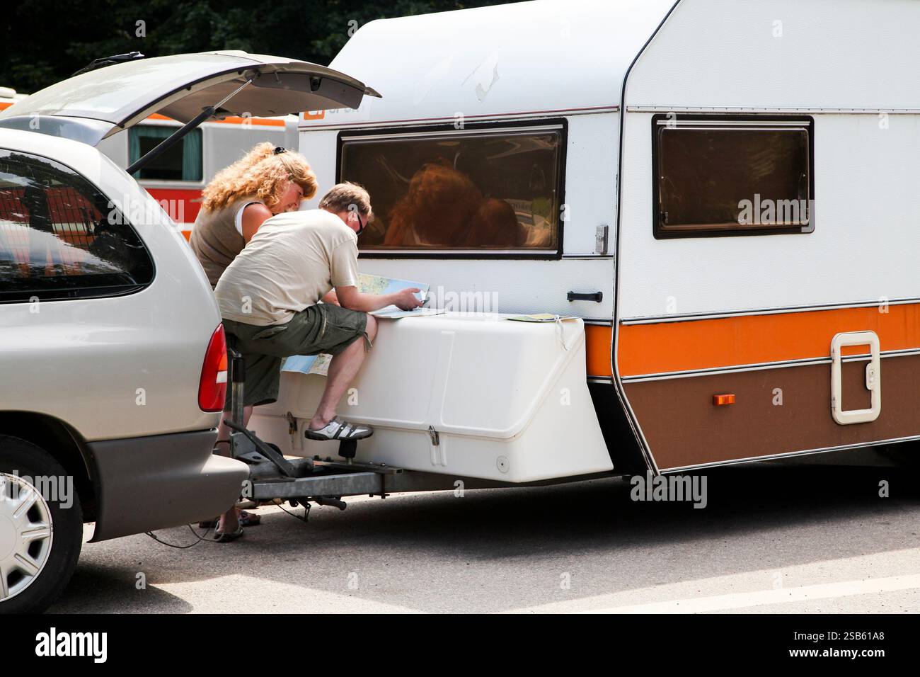 Das Paar sucht die Karte nach dem nächsten Halt Stockfoto