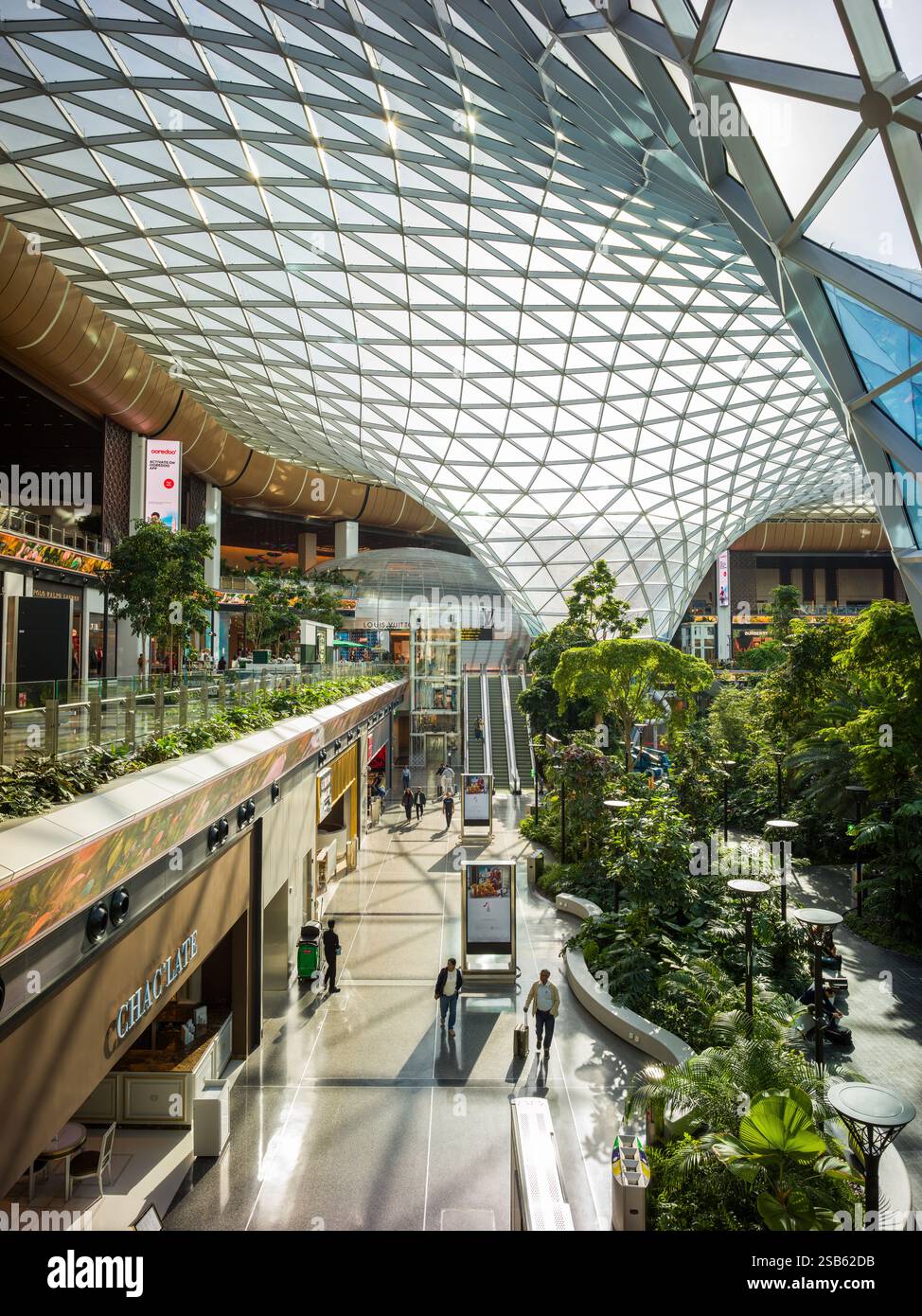 Innere Des Internationalen Flughafens Qatar Hamad The Orchard, Tropisches Innengarten Stockfoto