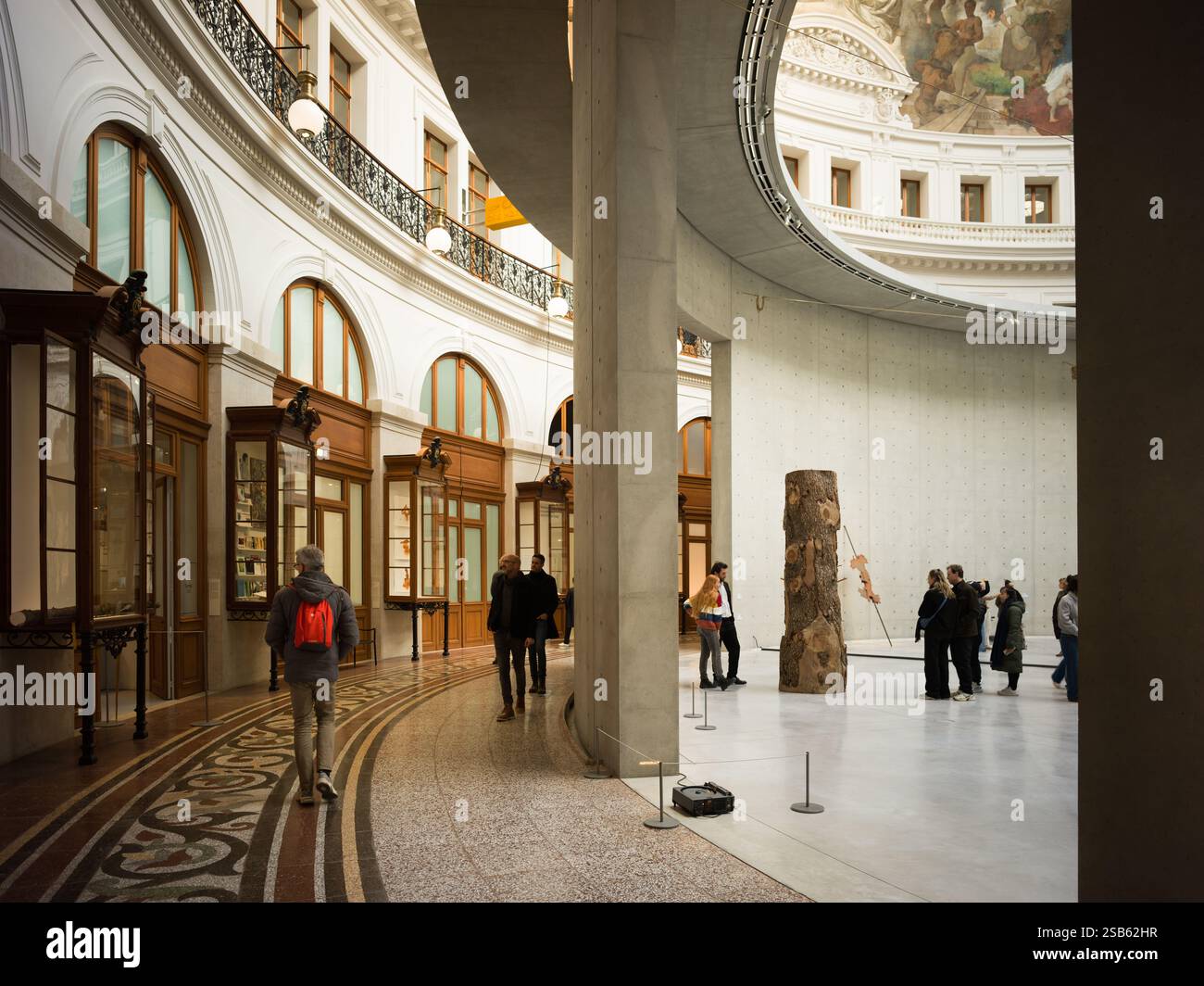 Innenraum der Kunstgalerie Bourse de Commerce - Pinault Collection in Paris, Frankreich Stockfoto