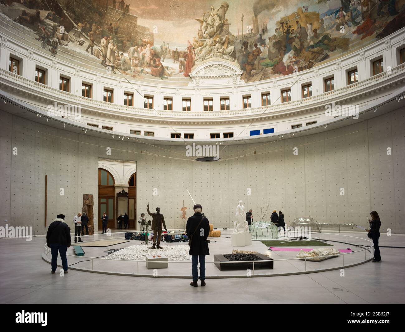 Innenraum der Kunstgalerie Bourse de Commerce - Pinault Collection in Paris, Frankreich Stockfoto