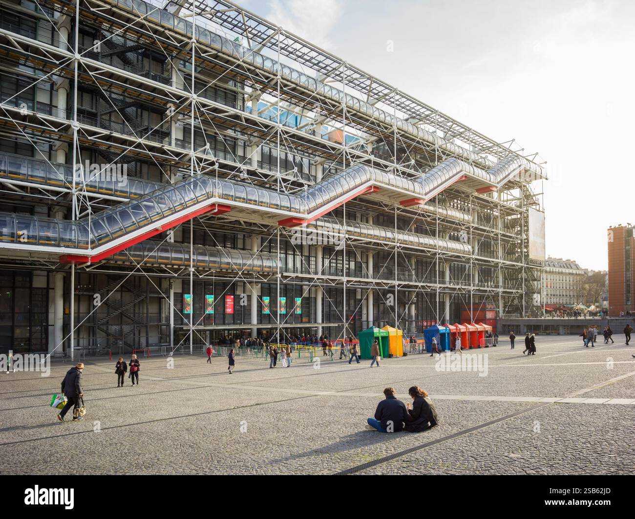 Centre Pompidou Paris, Architektur entworfen von Renzo Piano und Richard Rogers Public plaza Stockfoto