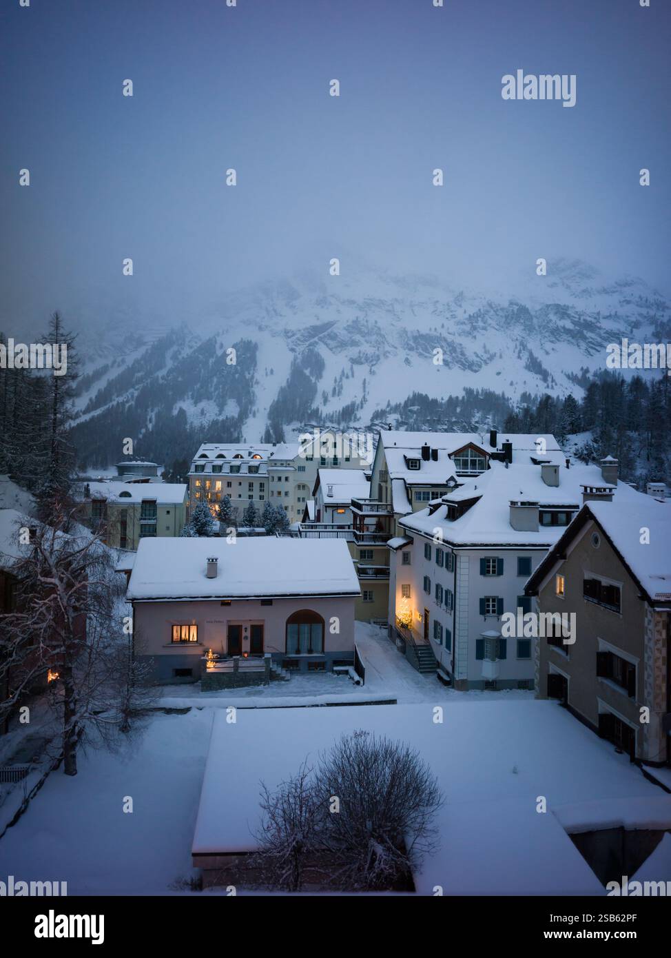 Sils im Engadin/Segl Schweiz aus der Vogelperspektive auf die Stadt im Winter bei Dämmerung mit verschneiten Bergkulissen Stockfoto