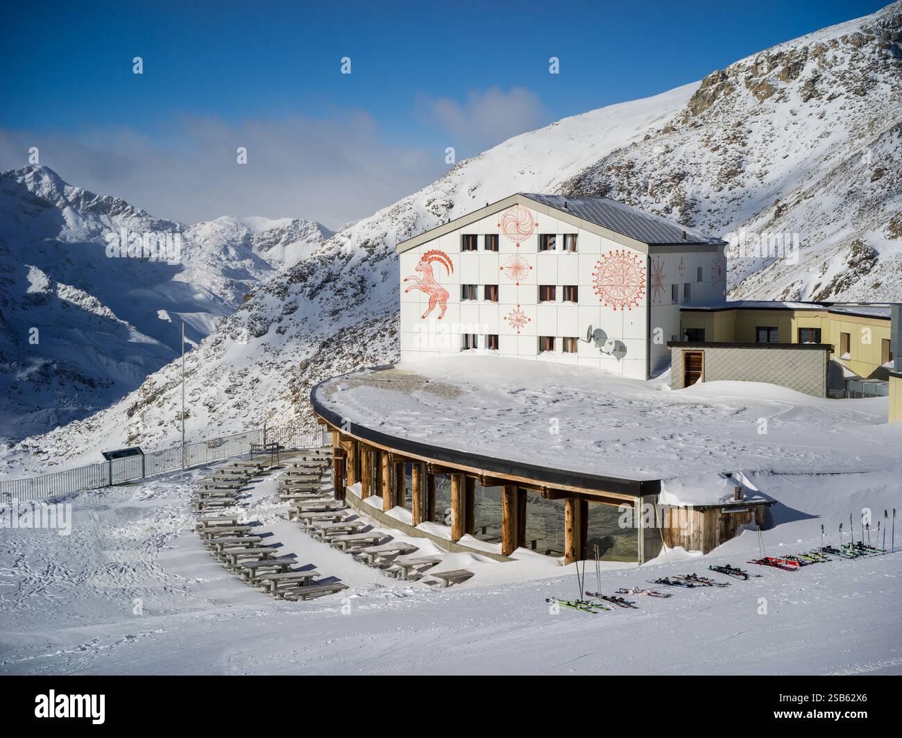 Diavolezza-Lagalb AG Bergrestaurant Skigebiet mit Gletscherblick im Winter Stockfoto
