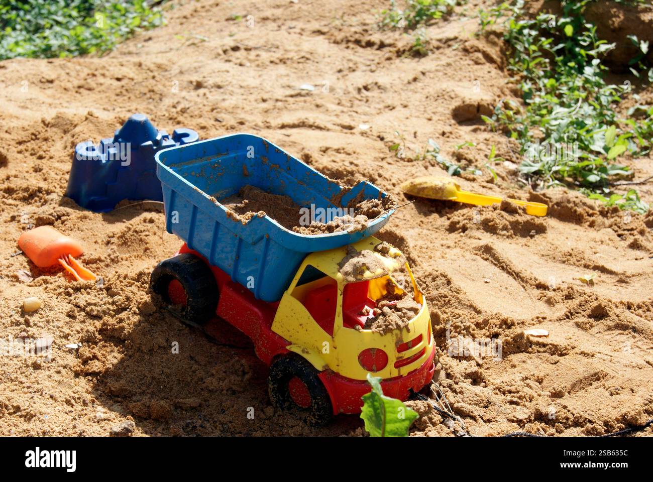 Spielzeugkipper im Sandkasten Stockfoto
