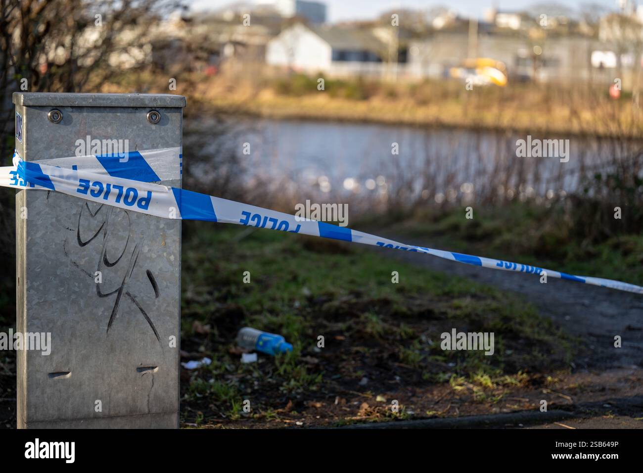 Polizeiband in der Nähe der Queen Elizabeth Bridge, Aberdeen. Die Leiche einer zweiten Frau wurde während der Suche nach zwei Schwestern gefunden, die letzten Monat in Aberdeen vermisst wurden. Eliza und Henrietta Huszti, beide im Alter von 32 Jahren, wurden zuletzt am Dienstag, den 7. Januar, um 22.12 Uhr auf der Market Street an der Victoria Bridge in Aberdeen gesehen. Bilddatum: Samstag, 1. Februar 2025. Stockfoto