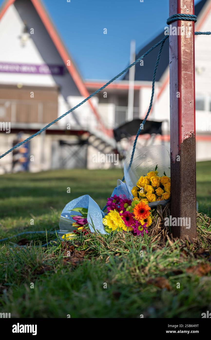 Die Blumen blieben in der Nähe der Queen Elizabeth Bridge, Aberdeen. Die Leiche einer zweiten Frau wurde während der Suche nach zwei Schwestern gefunden, die letzten Monat in Aberdeen vermisst wurden. Eliza und Henrietta Huszti, beide im Alter von 32 Jahren, wurden zuletzt am Dienstag, den 7. Januar, um 22.12 Uhr auf der Market Street an der Victoria Bridge in Aberdeen gesehen. Bilddatum: Samstag, 1. Februar 2025. Stockfoto