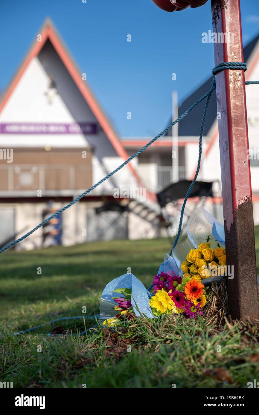 Die Blumen blieben in der Nähe der Queen Elizabeth Bridge, Aberdeen. Die Leiche einer zweiten Frau wurde während der Suche nach zwei Schwestern gefunden, die letzten Monat in Aberdeen vermisst wurden. Eliza und Henrietta Huszti, beide im Alter von 32 Jahren, wurden zuletzt am Dienstag, den 7. Januar, um 22.12 Uhr auf der Market Street an der Victoria Bridge in Aberdeen gesehen. Bilddatum: Samstag, 1. Februar 2025. Stockfoto