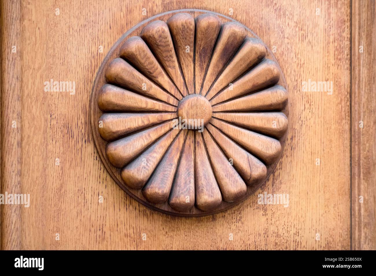 Hölzerner Türschmuck mit Blumenmuster Stockfoto