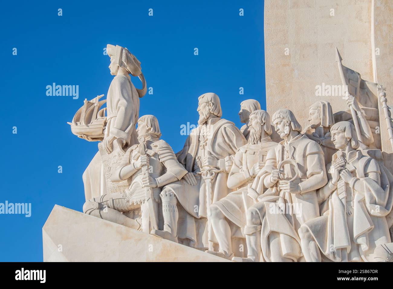 Lissabon Portugal : das Denkmal der Entdeckungen (Padrão dos Descobrimentos) ist ein Wahrzeichen, das dem Zeitalter der Entdeckungen gewidmet ist. Stockfoto