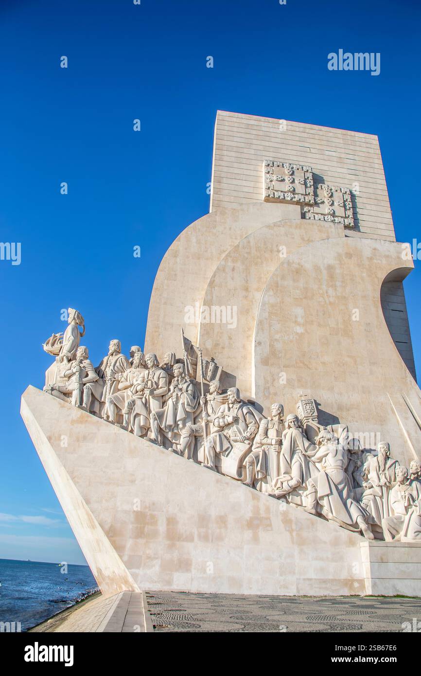 Lissabon Portugal : das Denkmal der Entdeckungen (Padrão dos Descobrimentos) ist ein Wahrzeichen, das dem Zeitalter der Entdeckungen gewidmet ist. Stockfoto