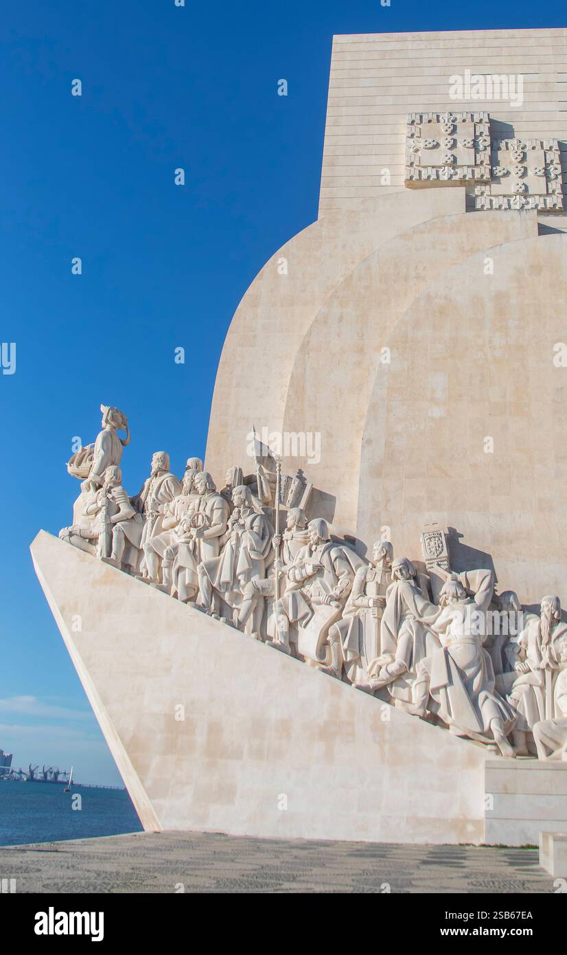 Lissabon Portugal : das Denkmal der Entdeckungen (Padrão dos Descobrimentos) ist ein Wahrzeichen, das dem Zeitalter der Entdeckungen gewidmet ist. Stockfoto