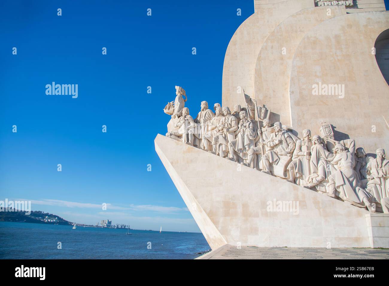Lissabon Portugal : das Denkmal der Entdeckungen (Padrão dos Descobrimentos) ist ein Wahrzeichen, das dem Zeitalter der Entdeckungen gewidmet ist. Stockfoto