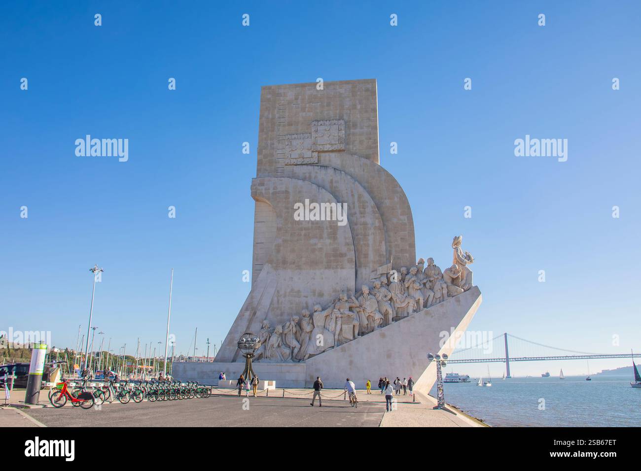 Lissabon Portugal : das Denkmal der Entdeckungen (Padrão dos Descobrimentos) ist ein Wahrzeichen, das dem Zeitalter der Entdeckungen gewidmet ist. Stockfoto