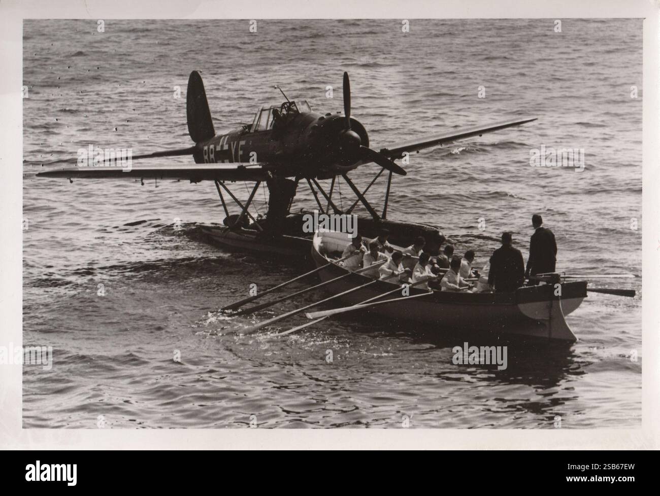Deutsches Kriegsmarine-Floatflugzeug aus dem Zweiten Weltkrieg auf dem Schlachtschiff Tirpitz, 1940er (Schwarz und weiß) Stockfoto