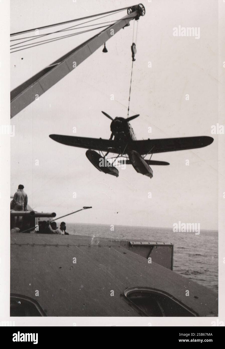 Deutsches Kriegsmarine-Floatflugzeug aus dem Zweiten Weltkrieg auf dem Schlachtschiff Tirpitz, 1940er (Schwarz und weiß) Stockfoto