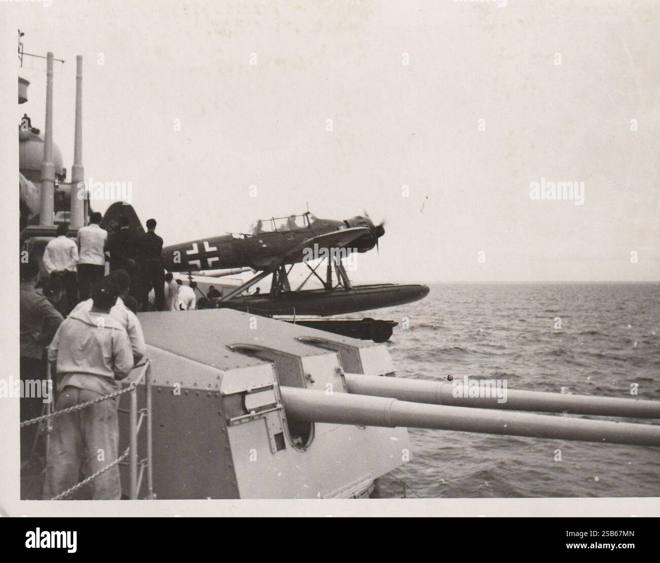 Deutsches Kriegsmarine-Floatflugzeug aus dem Zweiten Weltkrieg auf dem Schlachtschiff Tirpitz, 1940er (Schwarz und weiß) Stockfoto