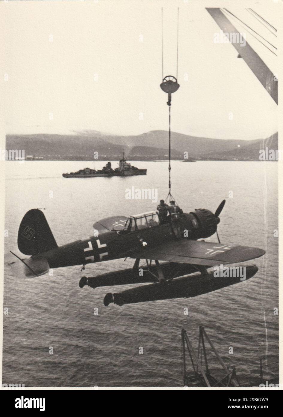 Deutsches Kriegsmarine-Floatflugzeug aus dem Zweiten Weltkrieg auf dem Schlachtschiff Tirpitz, 1940er (Schwarz und weiß) Stockfoto