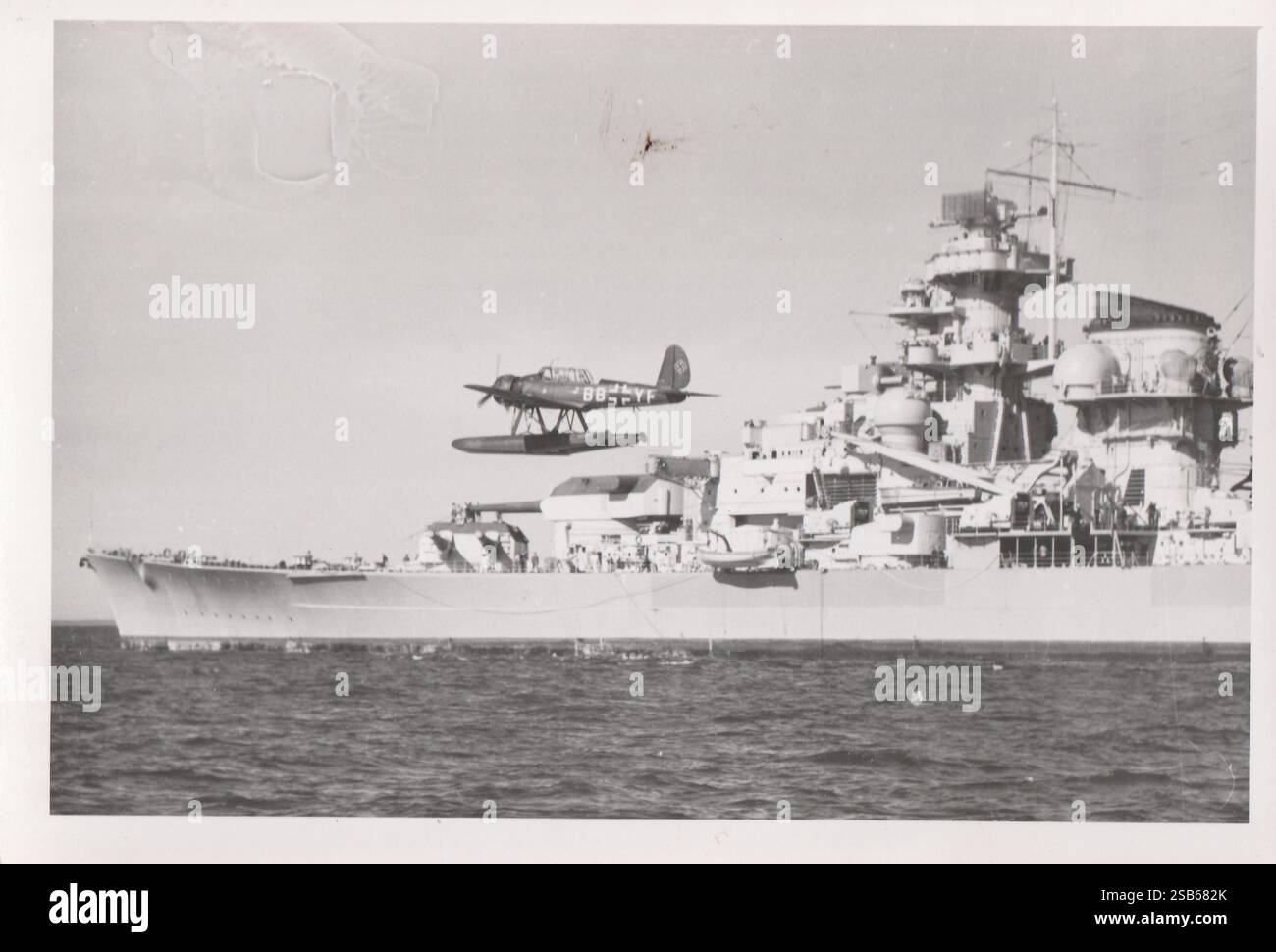 Deutsches Kriegsmarine-Floatflugzeug aus dem Zweiten Weltkrieg auf dem Schlachtschiff Tirpitz, 1940er (Schwarz und weiß) Stockfoto