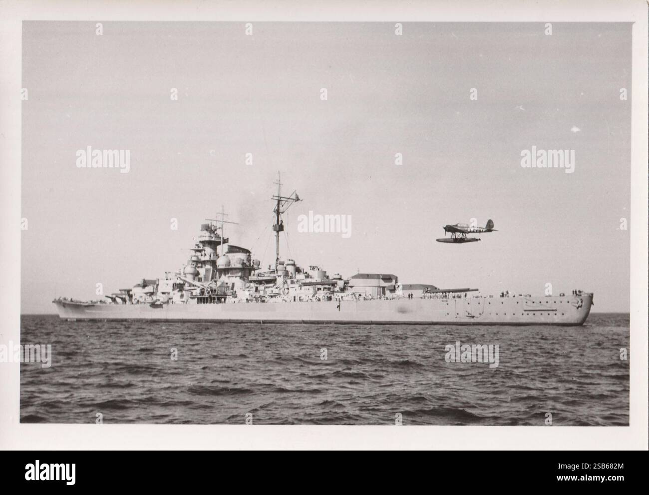 Deutsches Kriegsmarine-Floatflugzeug aus dem Zweiten Weltkrieg auf dem Schlachtschiff Tirpitz, 1940er (Schwarz und weiß) Stockfoto