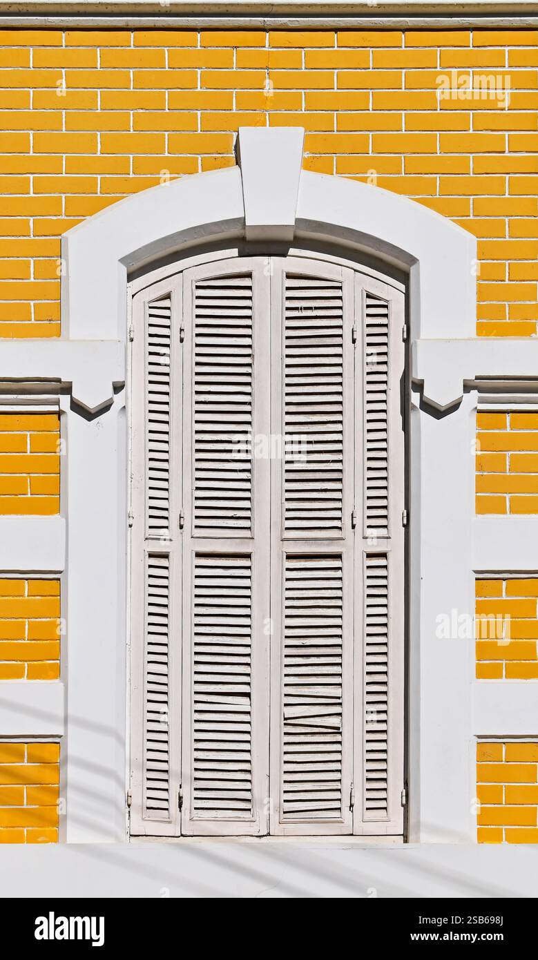 Altes Fenster auf gelber Fassade in Petropolis, Rio de Janeiro, Brasilien Stockfoto