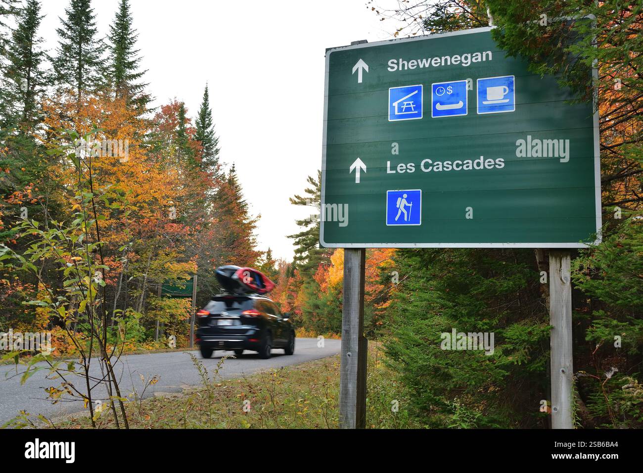 ST-MATHIEU DU PARC, QUEBEC, KANADA - 5. Oktober 2024 - Shewenegan Les Cascades Straßenschild. La Mauricie Canada Park im Herbst Stockfoto