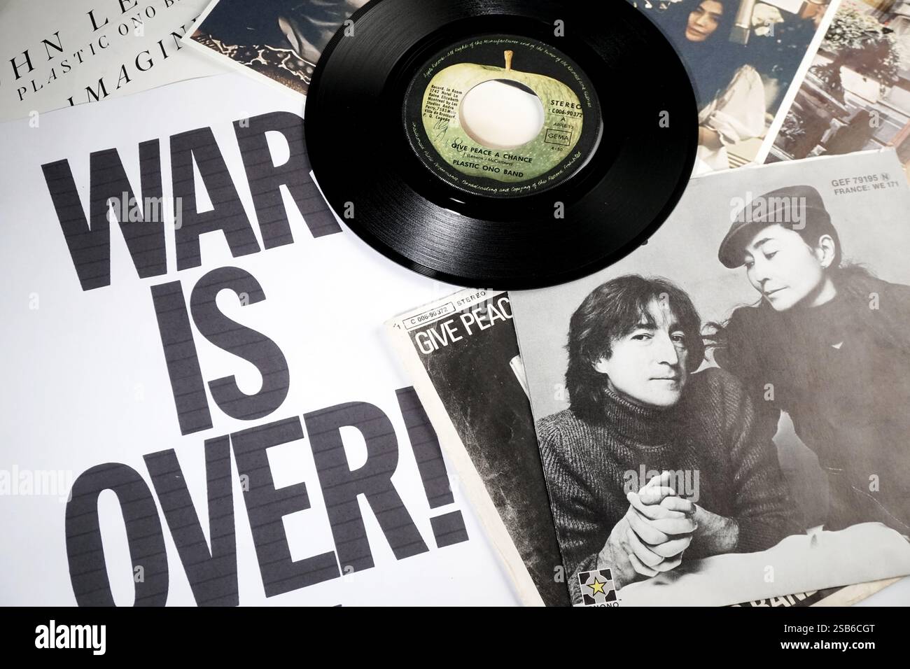 HAMBURG, 22. Juni 2024: Musikausstellung - John Lennon Music Cover;s war Is Over - Give Peace a Chance Stockfoto