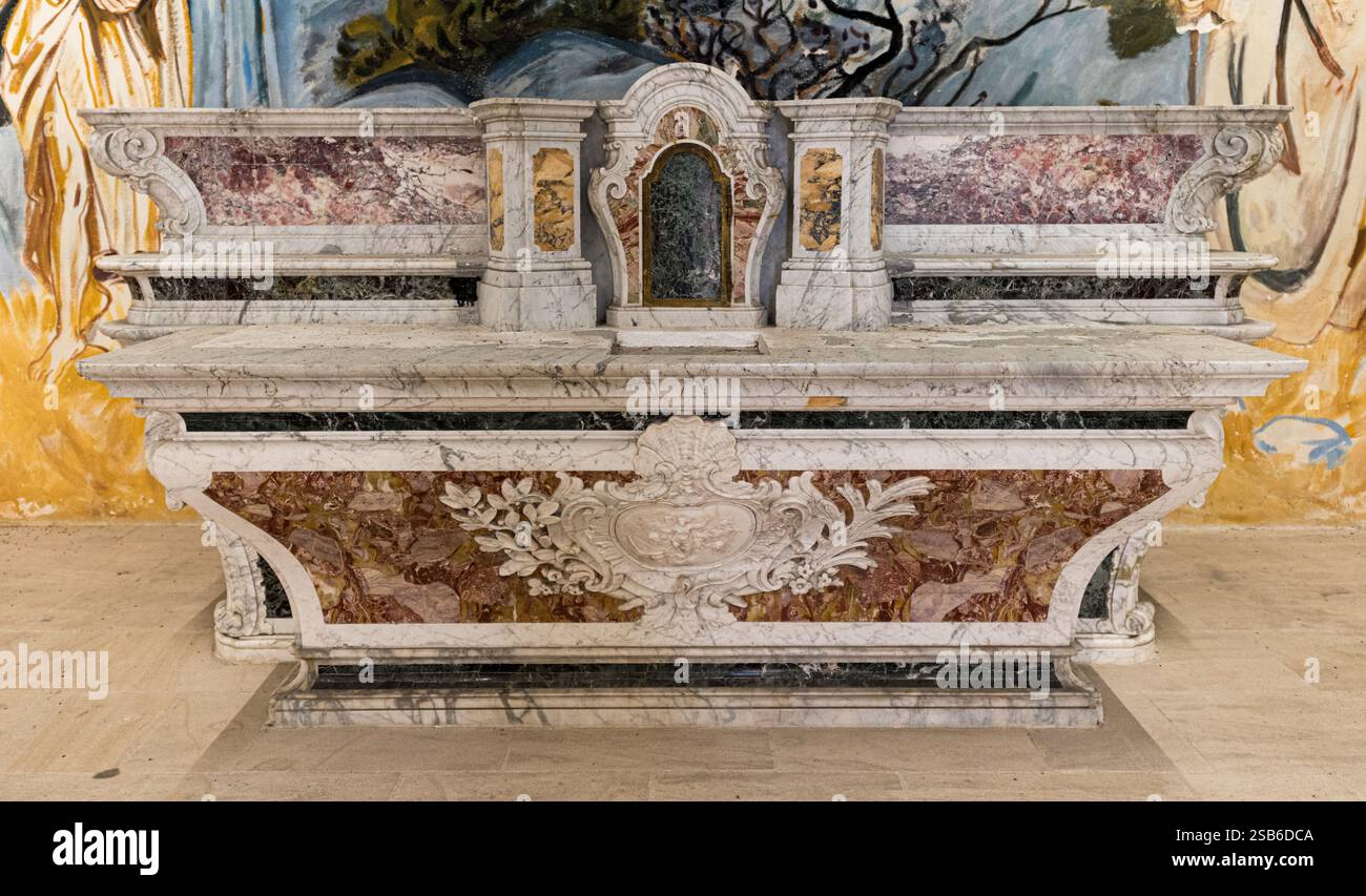 Baux-de-Provence, Bouches du Rhone, Frankreich.23.06.2018. Altar in der Kapelle der Pénitents Blancs in Les Baux de Provence. Stockfoto