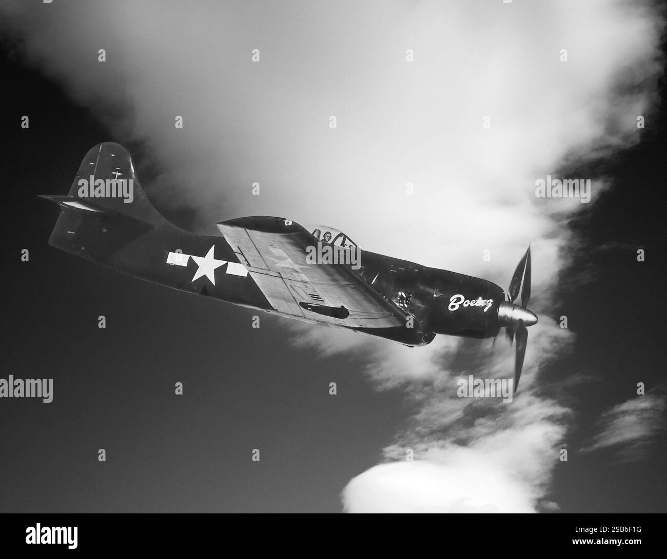 Die Boeing XF8B (Modell 400) war ein einmotoriges Flugzeug, das während des Zweiten Weltkriegs mit einem Pratt & Whitney-Motor mit 3.000 ps (2.200 kW) angetrieben wurde. Es wurde entwickelt, um der United States Navy einen Langstreckenjäger für den Einsatz gegen die japanischen Heimatinseln zu liefern, der von Flugzeugträgern außerhalb der Reichweite japanischer Landflugzeuge eingesetzt werden kann. Boeing nannte den XF8B-1 den „fünf-in-eins-Jäger“ (Jäger, Abfangjäger, Tauchbomber, Torpedobomber oder Level-Bomber). Doch trotz seiner beeindruckenden Fähigkeiten ist der XF8B-1 nie in den Einsatz gekommen Stockfoto