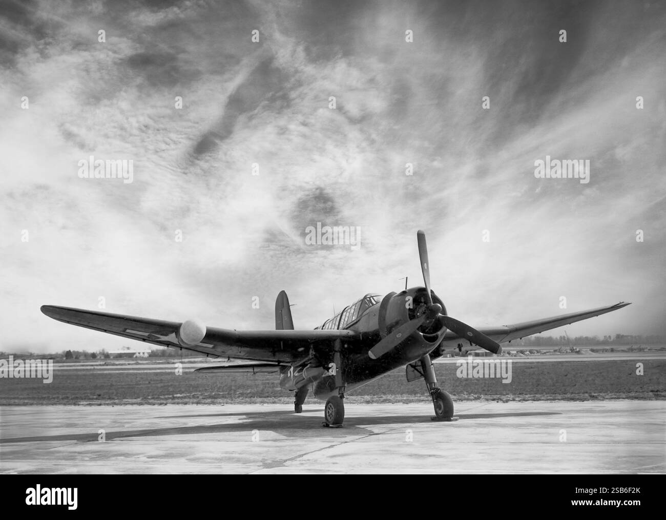 Die Consolidated TBY Sea Wolf war ein Torpedobomber der United States Navy aus dem Zweiten Weltkrieg, der von Vought entworfen wurde, aber in Dienst gestellt wurde und von Consolidated Aircraft hergestellt wurde. Der Sea Wolf wurde als Ersatz für den älteren TBD-Devastator konzipiert und musste erhebliche Verzögerungen verzeichnen und kam nie zu einem Kampf. Trotz eines großen Navy-Auftrags für 1100 wurden nur 180 des TBY-2-Typs gebaut, bevor er nach dem VJ Day annulliert wurde. Wie bei vielen Flugzeugkonstruktionen aus dem 2. Weltkrieg bedeuteten die weitreichenden Annullierungen aufgrund von Überschüssen und Interesse an neuen Designs nach dem Krieg, dass das TBY zugunsten anderer Flugzeuge umgangen wurde. Stockfoto