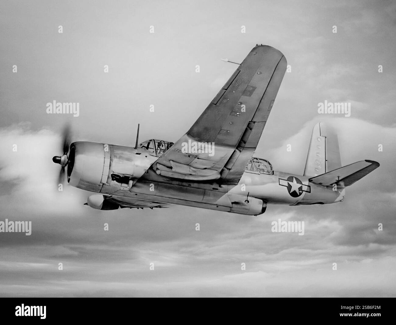 Die Consolidated TBY Sea Wolf war ein Torpedobomber der United States Navy aus dem Zweiten Weltkrieg, der von Vought entworfen wurde, aber in Dienst gestellt wurde und von Consolidated Aircraft hergestellt wurde. Der Sea Wolf wurde als Ersatz für den älteren TBD-Devastator konzipiert und musste erhebliche Verzögerungen verzeichnen und kam nie zu einem Kampf. Trotz eines großen Navy-Auftrags für 1100 wurden nur 180 des TBY-2-Typs gebaut, bevor er nach dem VJ Day annulliert wurde. Wie bei vielen Flugzeugkonstruktionen aus dem 2. Weltkrieg bedeuteten die weitreichenden Annullierungen aufgrund von Überschüssen und Interesse an neuen Designs nach dem Krieg, dass das TBY zugunsten anderer Flugzeuge umgangen wurde. Stockfoto