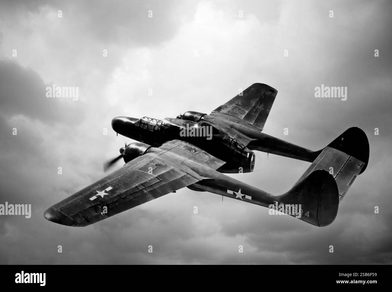 Eine Northrop P-61 Black Widow im Flug; Ein zweimotoriges Kampfflugzeug der United States Army Air Forces aus dem Zweiten Weltkrieg. Es war das erste einsatzfähige US-Kampfflugzeug, das als Nachtjäger konzipiert wurde und 1943 vom Band rollte. Obwohl die Black Widow nicht in der großen Anzahl ihrer Zeitgenossen produziert wurde, wurde sie effektiv als Nachtjäger von Geschwadern der United States Army Air Forces an allen Kriegsfronten eingesetzt. Nach dem Krieg wurde sie in die F-61 umbenannt und diente bis 1954 als Langstreckenjäger für Allwetter und Tag/Nacht. Stockfoto