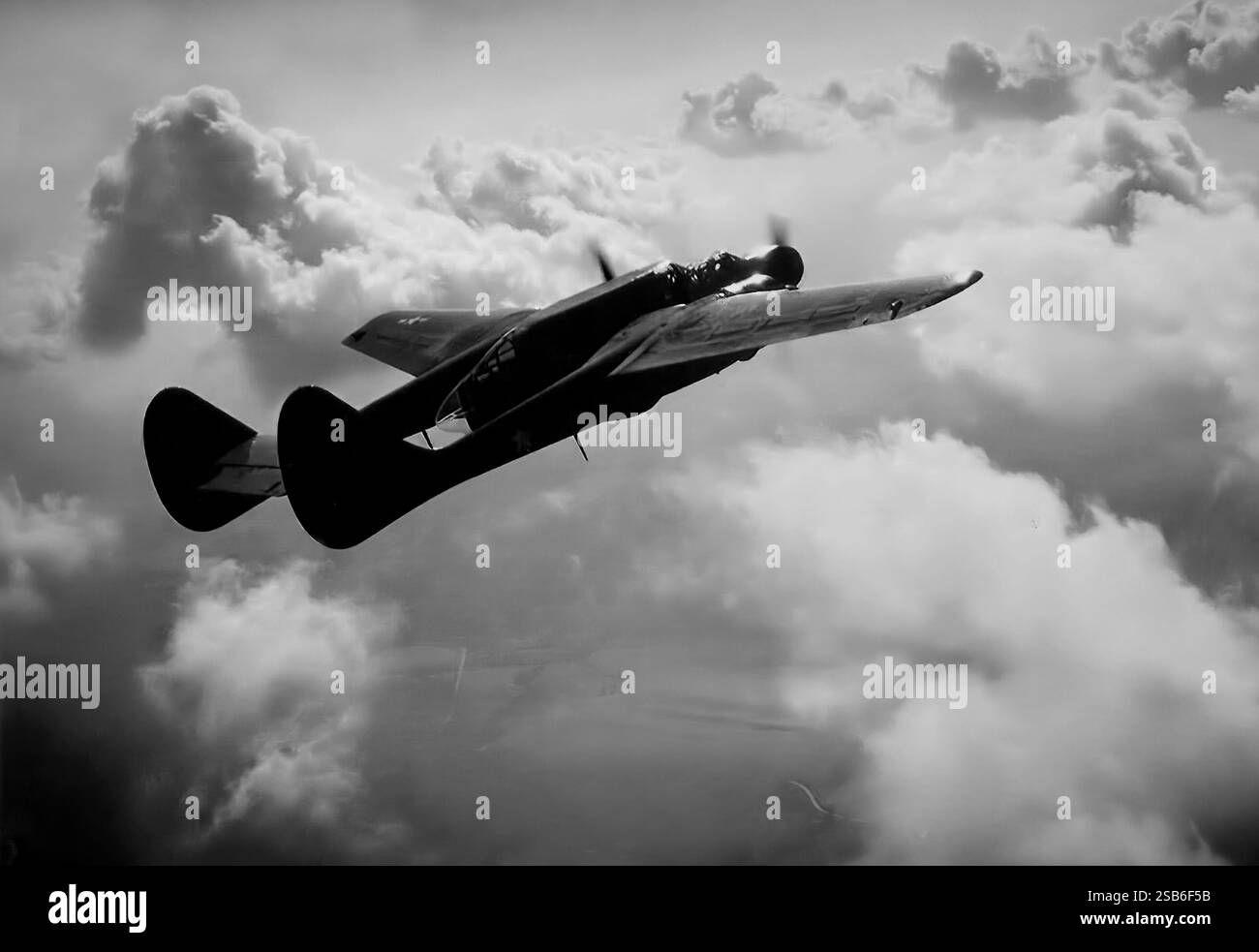 Eine Northrop P-61 Black Widow im Flug; Ein zweimotoriges Kampfflugzeug der United States Army Air Forces aus dem Zweiten Weltkrieg. Es war das erste einsatzfähige US-Kampfflugzeug, das als Nachtjäger konzipiert wurde und 1943 vom Band rollte. Obwohl die Black Widow nicht in der großen Anzahl ihrer Zeitgenossen produziert wurde, wurde sie effektiv als Nachtjäger von Geschwadern der United States Army Air Forces an allen Kriegsfronten eingesetzt. Nach dem Krieg wurde sie in die F-61 umbenannt und diente bis 1954 als Langstreckenjäger für Allwetter und Tag/Nacht. Stockfoto