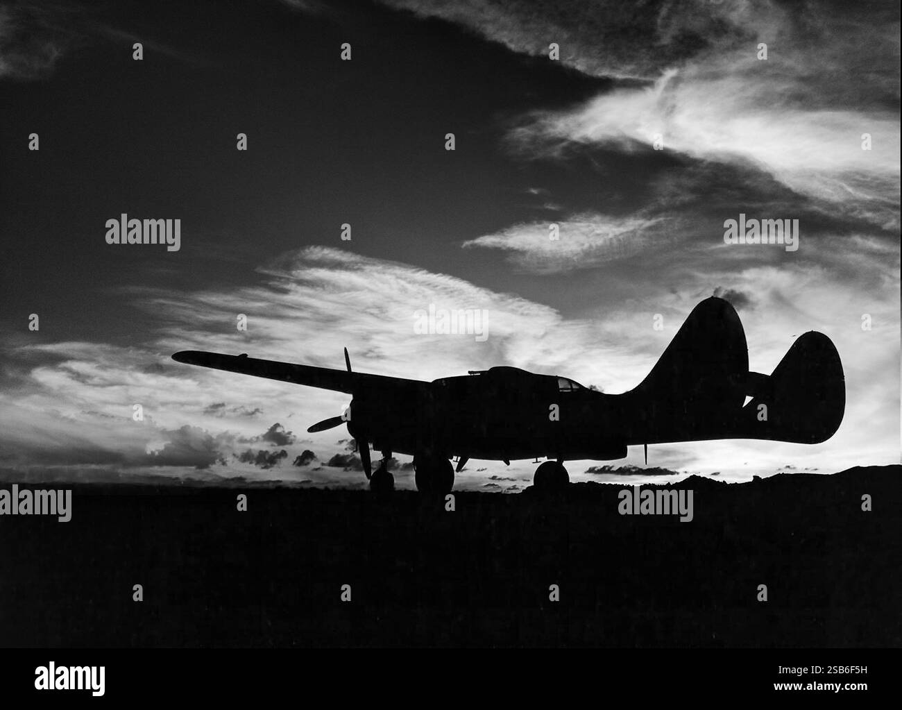 Eine Northrop P-61 Black Widow auf der Landebahn; Ein zweimotoriges Kampfflugzeug der United States Army Air Forces aus dem Zweiten Weltkrieg. Es war das erste einsatzfähige US-Kampfflugzeug, das als Nachtjäger konzipiert wurde und 1943 vom Band rollte. Obwohl die Black Widow nicht in der großen Anzahl ihrer Zeitgenossen produziert wurde, wurde sie effektiv als Nachtjäger von Geschwadern der United States Army Air Forces an allen Kriegsfronten eingesetzt. Nach dem Krieg wurde sie in die F-61 umbenannt und diente bis 1954 als Langstreckenjäger für Allwetter und Tag/Nacht. Stockfoto