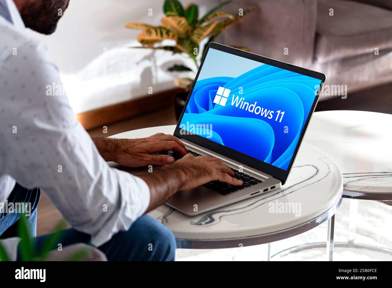Windows 11-Logo auf dem Laptop-Bildschirm. Benutzer mit dem beliebtesten Betriebssystem von Microsoft. Rosario, Argentinien - 01. Februar 2025. Stockfoto
