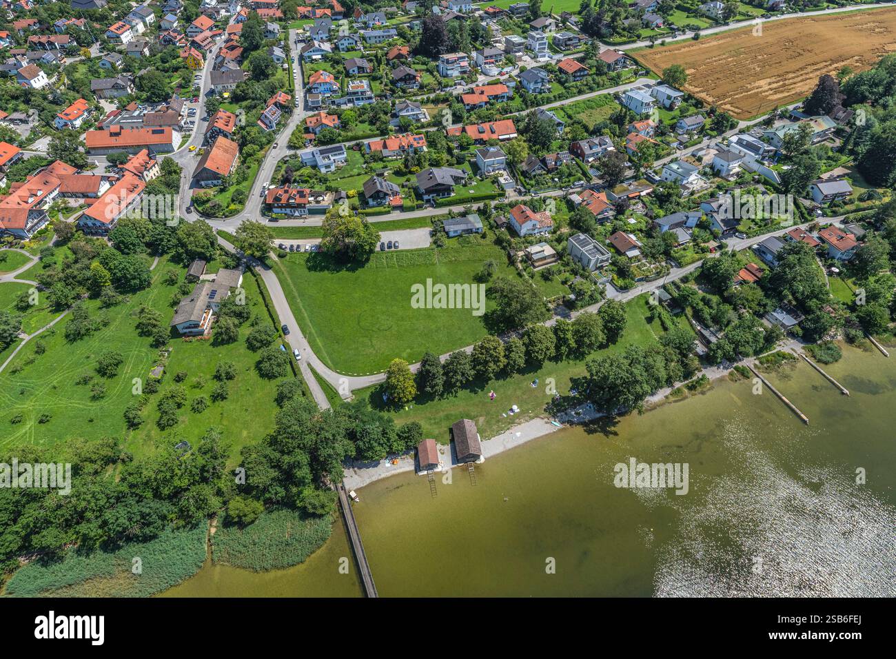 Ein Blick aus der Vogelperspektive auf das Dorf Breitbrunn bei Herrsching am Ammersee Stockfoto