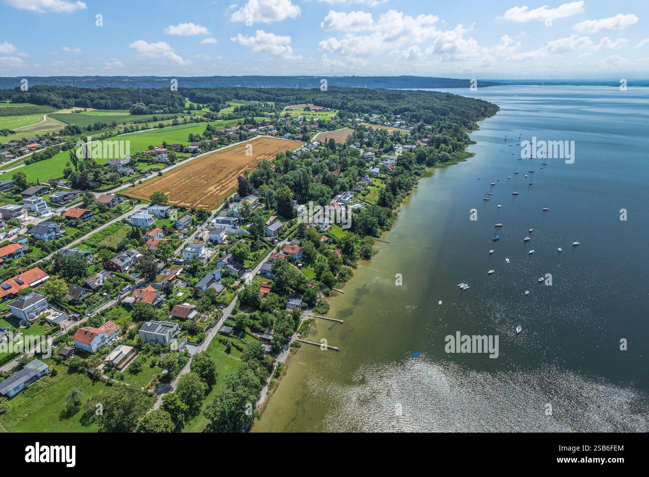 Ein Blick aus der Vogelperspektive auf das Dorf Breitbrunn bei Herrsching am Ammersee Stockfoto