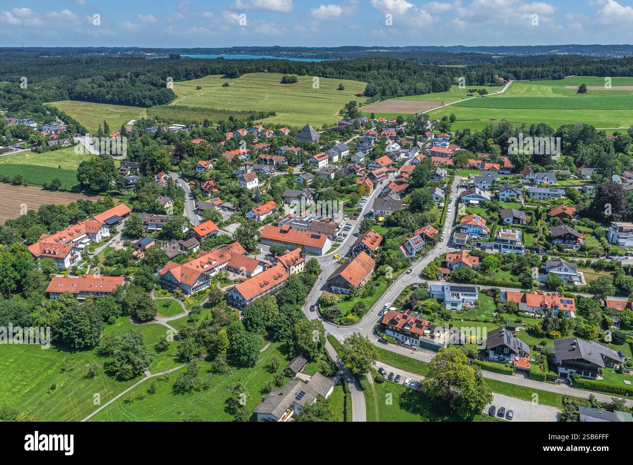 Ein Blick aus der Vogelperspektive auf das Dorf Breitbrunn bei Herrsching am Ammersee Stockfoto