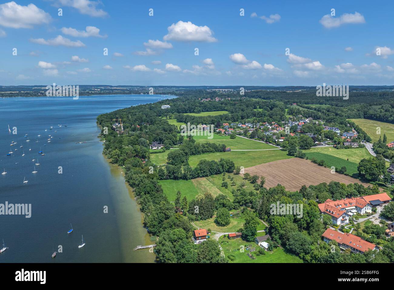 Ein Blick aus der Vogelperspektive auf das Dorf Breitbrunn bei Herrsching am Ammersee Stockfoto