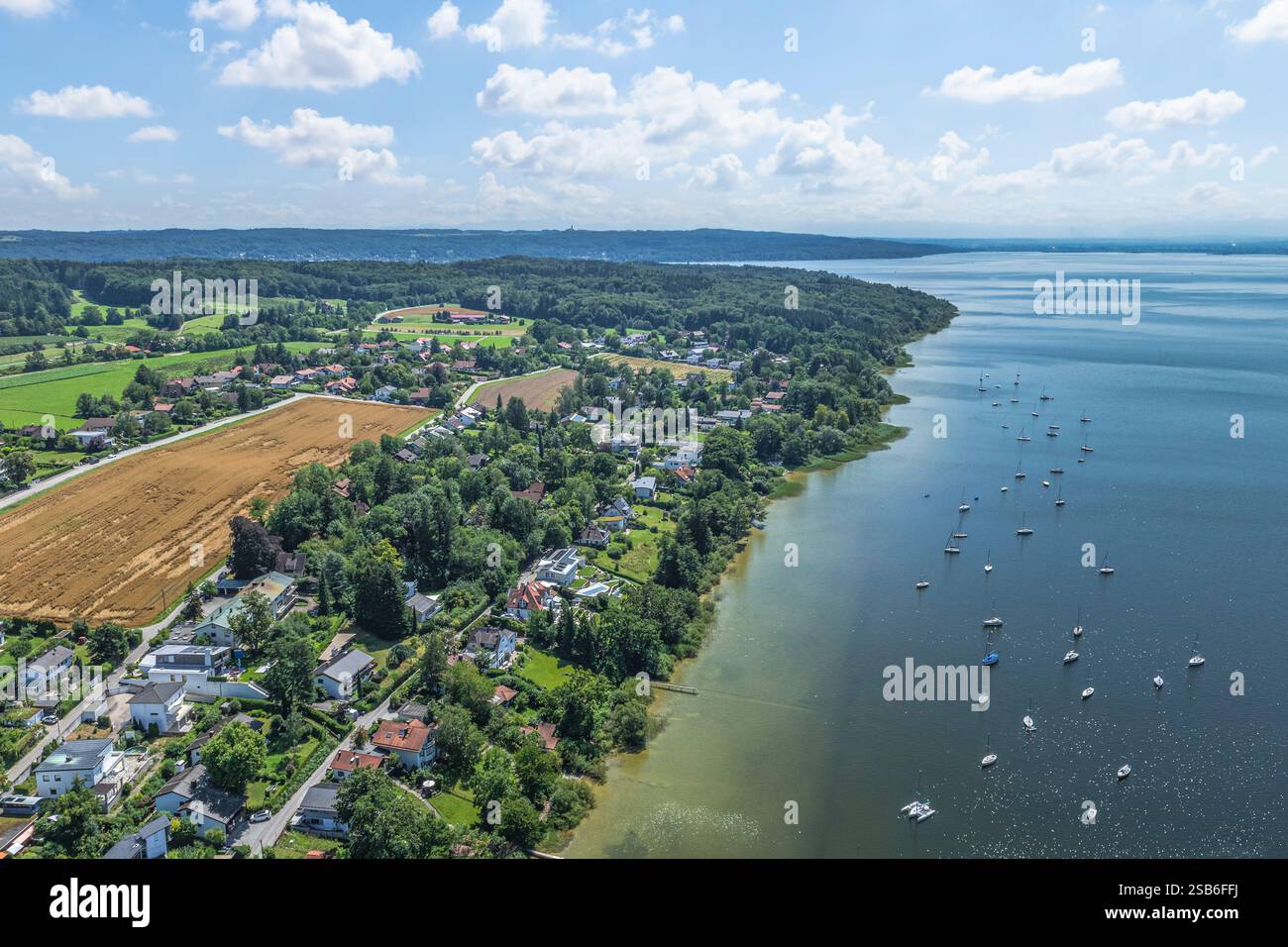 Ein Blick aus der Vogelperspektive auf das Dorf Breitbrunn bei Herrsching am Ammersee Stockfoto