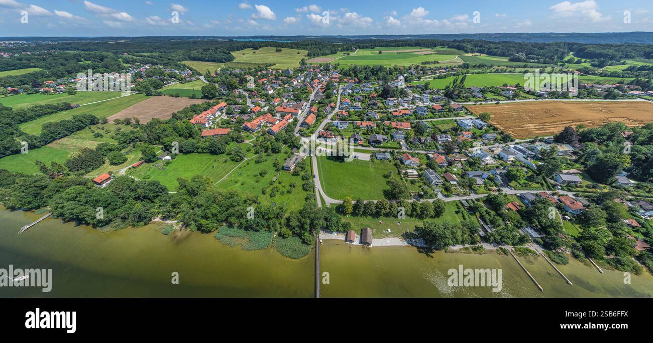 Ein Blick aus der Vogelperspektive auf das Dorf Breitbrunn bei Herrsching am Ammersee Stockfoto