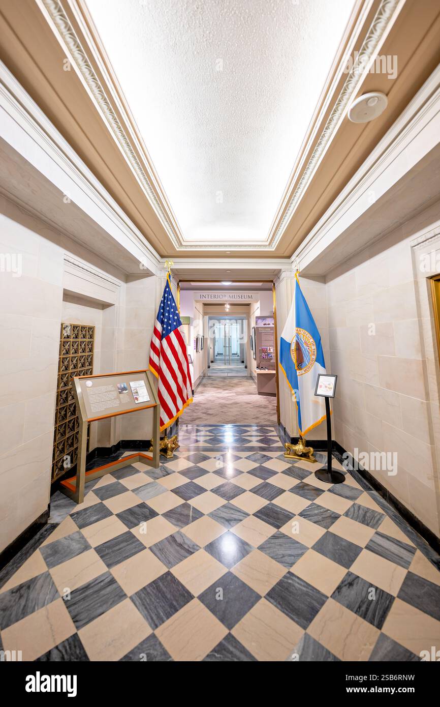 Eingangsbereich des Innenministeriums-Museums in Washington DC | WASHINGTON DC — Der Eingangsbereich des Innenministeriums-Museums, das sich im Stewart Lee Udall Innenministeriums-Gebäude in Washington DC befindet. 1938 als erstes Museum innerhalb einer Exekutivabteilung der US-Regierung gegründet, bildet es Besucher über Amerikas öffentliche Länder, natürliche Ressourcen und kulturelles Erbe auf. Das Gebäude, das 1936 fertiggestellt und vom Architekten Waddy Butler Wood im Art Moderne- und Art Deco-Stil entworfen wurde, zeigt mehr als 40 Wandgemälde und Skulpturen aus der New Deal-Ära thro Stockfoto