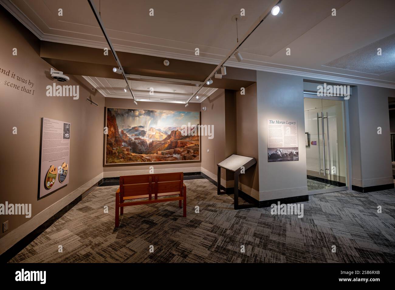 WASHINGTON DC – Thomas Morans The Chasm of the Colorado (1873–1874) hängt im Department of Interior Museum. Dieses monumentale Ölgemälde entstand aus Morans Teilnahme an John Wesley Powells Erkundungsexpedition zum Grand Canyon im Jahr 1873. Das großformatige Werk, das etwa 7 x 12 Fuß groß und auf Aluminium montiert war, wurde als Begleitstück zu seinem Yellowstone-Gemälde geschaffen. Das Kunstwerk zeigt Morans dramatische Interpretation der Landschaft des Grand Canyon und trägt dazu bei, die nationale Aufmerksamkeit auf dieses Naturwunder während des späten 19. Jahrhunderts zu lenken. Stockfoto