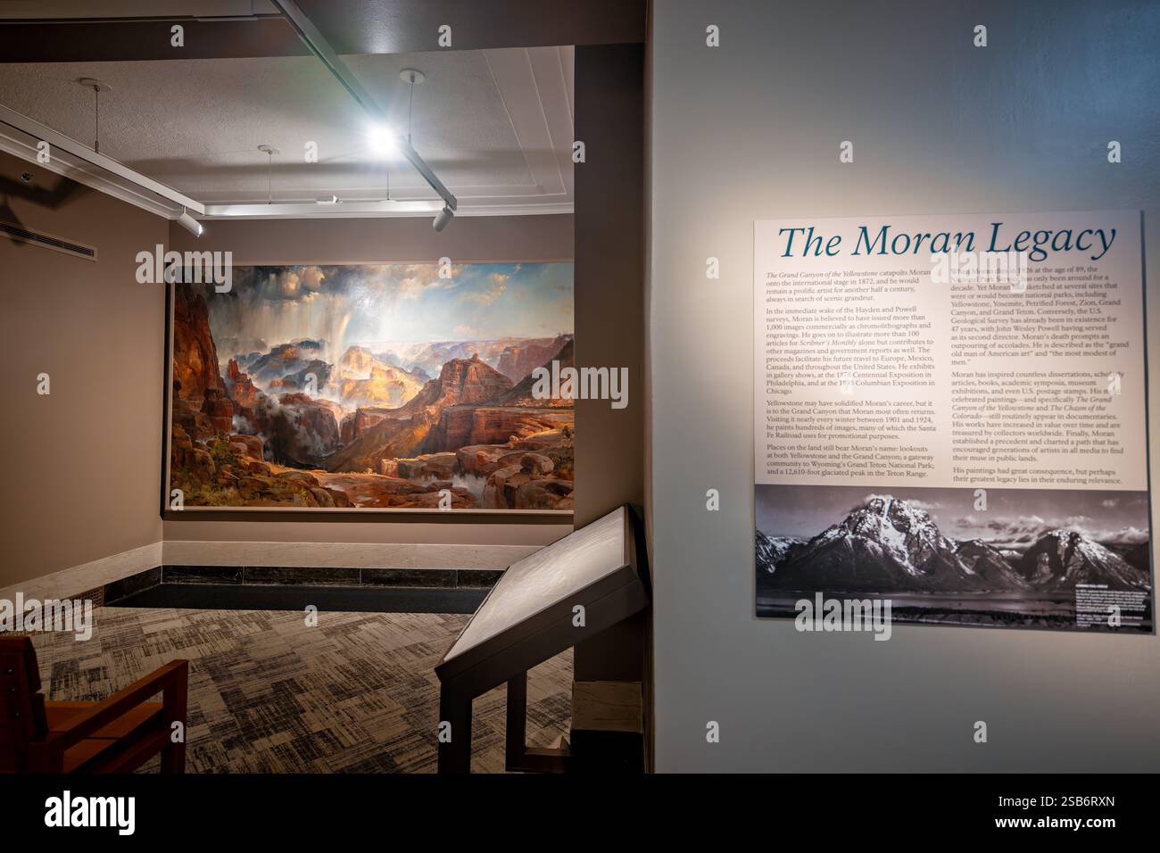 WASHINGTON D.C. – Thomas Morans Werk The Chasm of the Colorado (1873–1874) hängt im Department of Interior Museum in Washington D.C. dieses monumentale Ölgemälde entstand aus Morans Teilnahme an John Wesley Powells Erkundungsexpedition zum Grand Canyon im Jahr 1873. Das ca. 7 x 12 Fuß große Kunstwerk wurde auf Aluminium montiert und als Begleitstück zu seinem früheren Yellowstone-Gemälde geschaffen. Die große Landschaft fängt die dramatischen Ausblicke auf den Grand Canyon ein und zeigt Morans unverwechselbaren romantischen Stil und seine Liebe zu geologischen Details, die ihn zu einem der Fo Amerikas machten Stockfoto