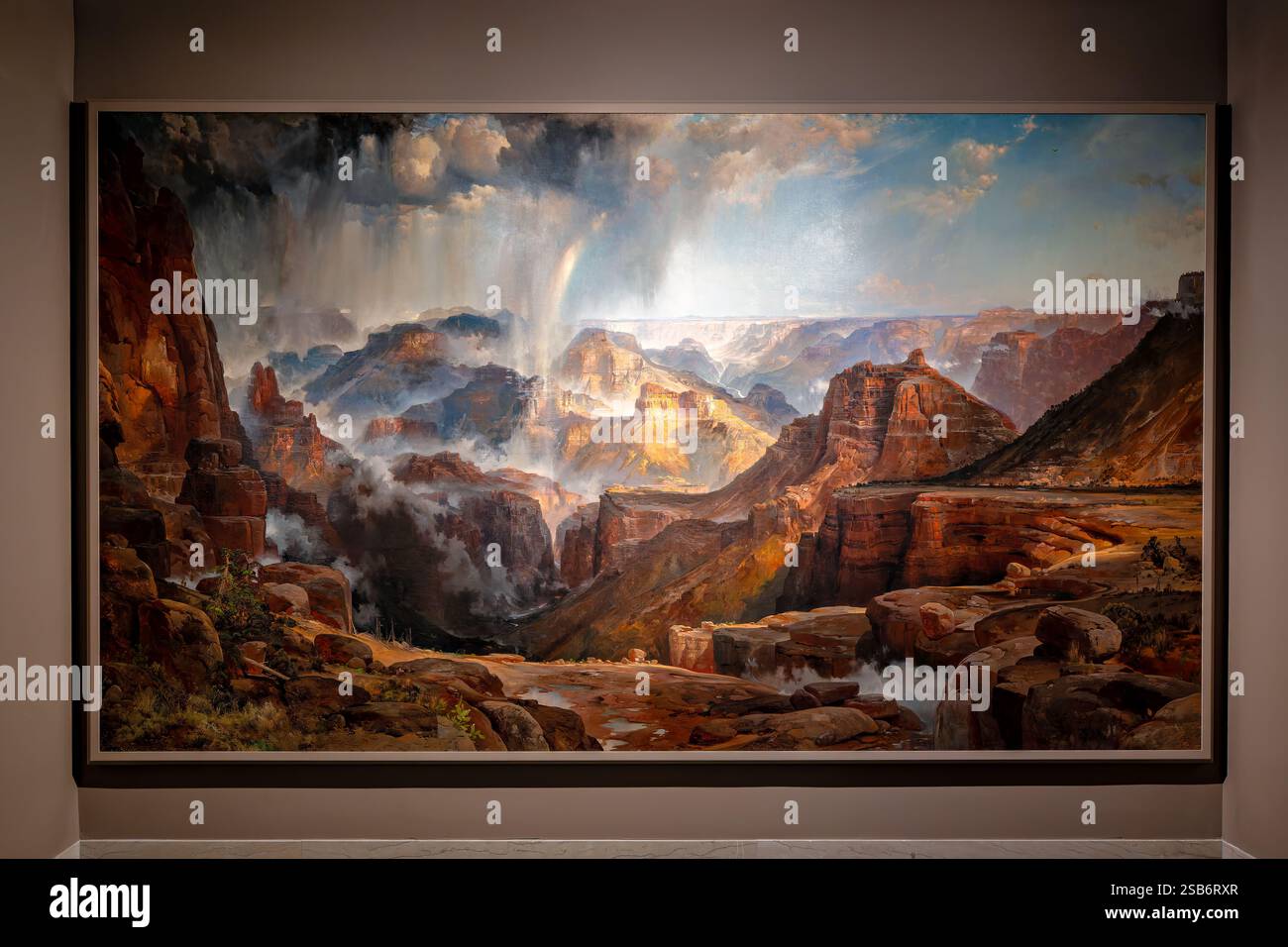 WASHINGTON DC – Thomas Morans The Chasm of the Colorado (1873–1874) hängt im Department of Interior Museum. Dieses monumentale Ölgemälde entstand aus Morans Teilnahme an John Wesley Powells Erkundungsexpedition zum Grand Canyon im Jahr 1873. Das großformatige Werk, das etwa 7 x 12 Fuß groß und auf Aluminium montiert war, wurde als Begleitstück zu seinem Yellowstone-Gemälde geschaffen. Morans dramatische Landschaftsmalereien des amerikanischen Westens inspirierten die Naturschutzbemühungen und die Errichtung von Nationalparks. Stockfoto