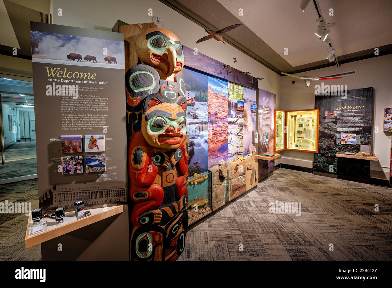 WASHINGTON DC – das 1938 gegründete U.S. Department of Interior Museum befindet sich im Stewart Lee Udall Interior Building in der Innenstadt von Washington. Das Museum zeigt Ausstellungen zu Amerikas öffentlichem Land, natürlichen Ressourcen und dem Erbe der amerikanischen Ureinwohner durch seine permanente Sammlung. Das Gebäude befindet sich im Federal Triangle Complex und repräsentiert ein bemerkenswertes Art déco-Architekturdesign aus den 1930er Jahren Das Museum bietet Besuchern einen Einblick in die Rolle des Innenministeriums für Naturschutz und Landbewirtschaftung während der gesamten amerikanischen Geschichte. Das Stewart Lee Udall Building, benannt nach Achtert Stockfoto