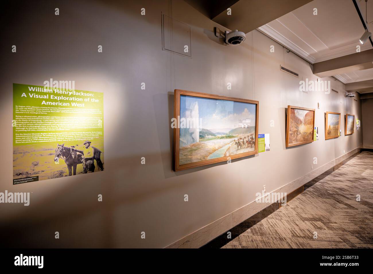 WASHINGTON DC – William Henry Jacksons Serie von vier Gemälden im US Department of Interior Museum zeigt die Great Surveys of the American West von 1867 bis 1879. Diese Gemälde, die 1935-1937 im Rahmen eines Projekts der Works Progress Administration entstanden sind, sind eine Fusion von Jacksons Erfahrungen als Grenzfotograf und Künstler. Die Arbeiten wurden eigens für die Eröffnung des Innenmuseums in Auftrag gegeben und bleiben dauerhaft zu sehen. Jackson, der von 1843 bis 1942 lebte, war bekannt für seine Pionierfotografie des amerikanischen Westens während der eigentlichen Vermessungsexpeditionen, die er las Stockfoto